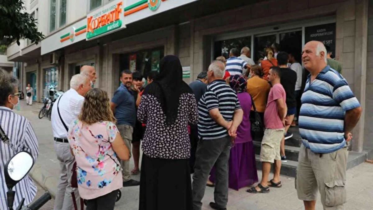 Tarım Kredi’de Fiyatlar Dibe Çekildi! İndirimi Gören Marketlere Akın Ediyor